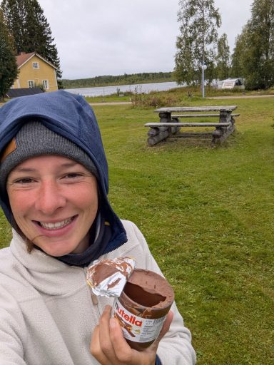 Steffi zeigt glücklich ihr Nutella in die Kamera