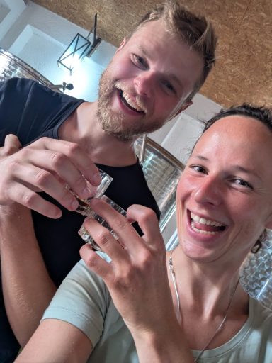 Nico und Steffi stoßen mit Schnaps an