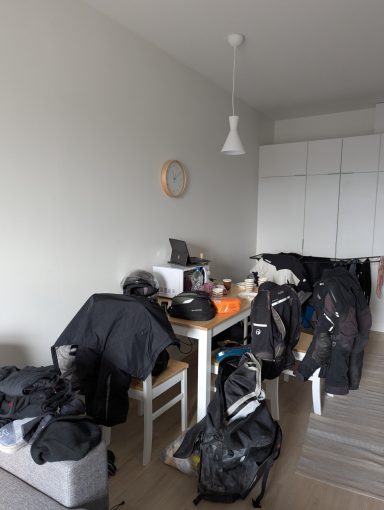 Klamotten liegen kreuz und quer in einer Unterkunft herum