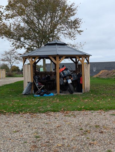 Ein kleiner Unterschlupf ist kurzfristig zu einer Werkstatt geworfen. 